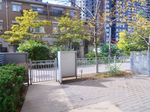 370 Square One Dr #TOWNHOUSE 5, Mississauga, ON L5B 0E6