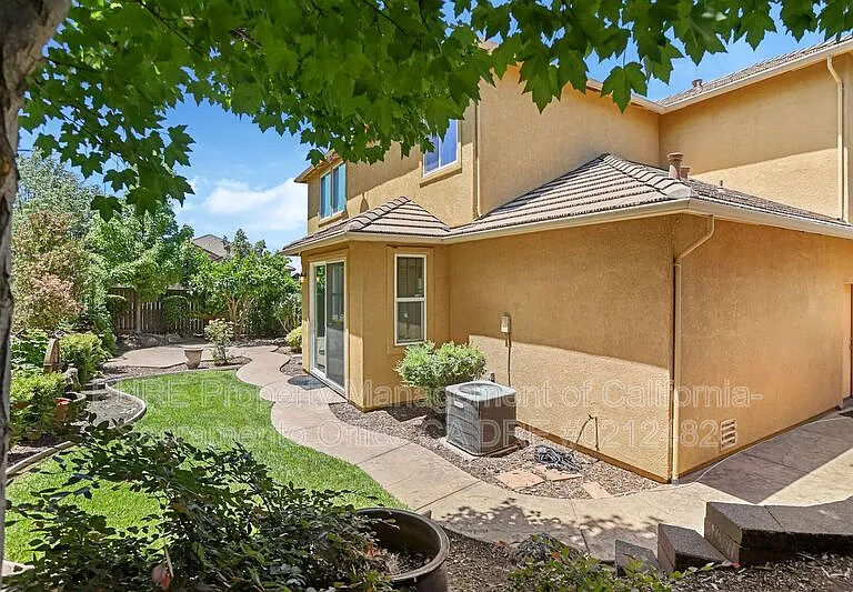 1571 Radford Loop — Photo 1