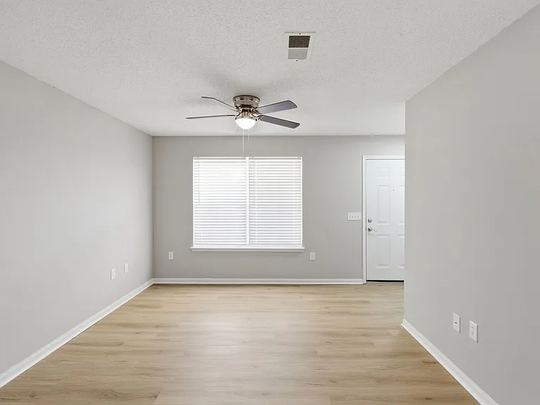 Englewood Apartments — Photo 36