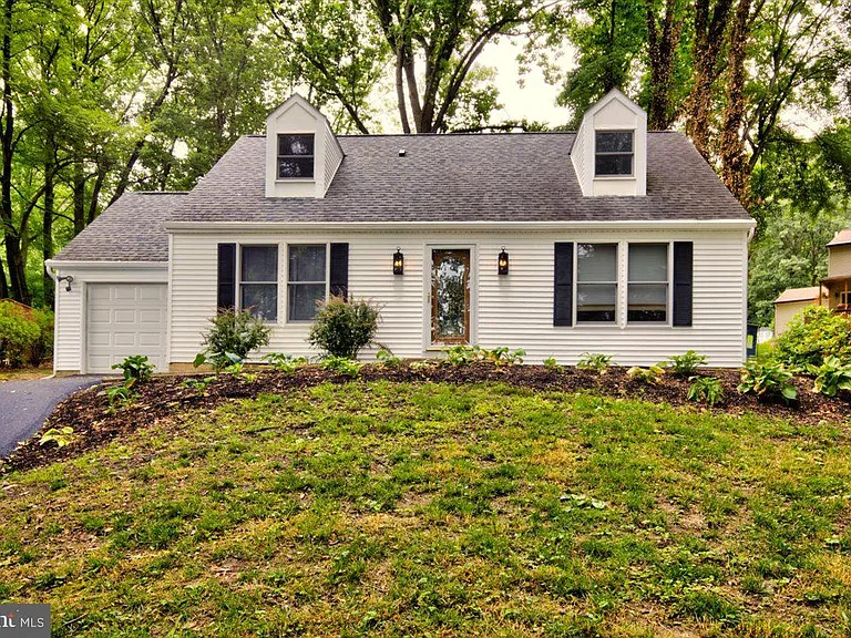 342 Sherry Ln — Photo 2