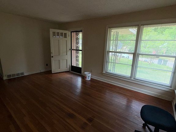 3rd image of 974 Tatum Rd