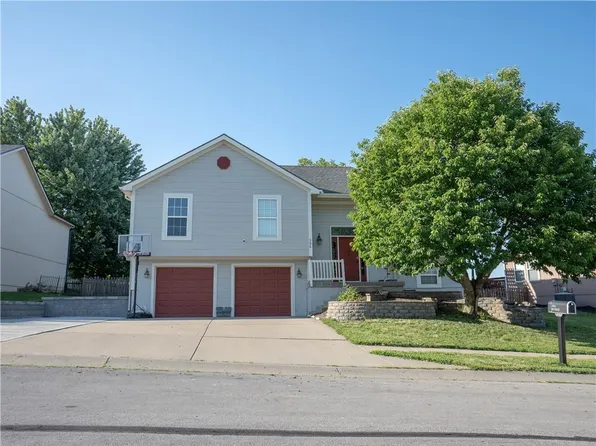 906 E 16th St, Kearney, MO 64060