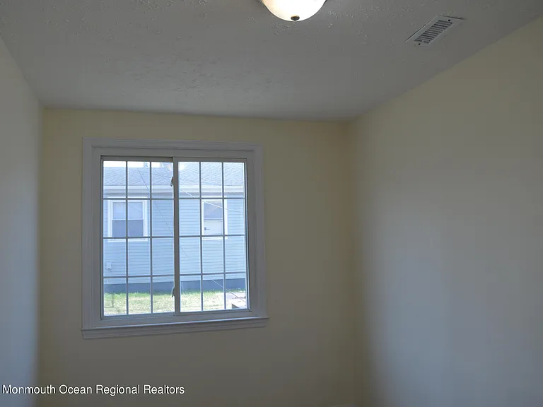 186 S Park Ave — Photo 21