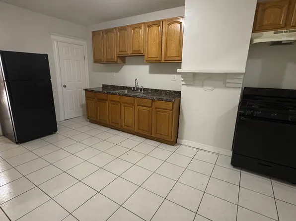 532 S 11th St #1F, Newark, NJ 07103