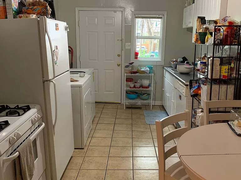 323 S Laurel St — Photo 5