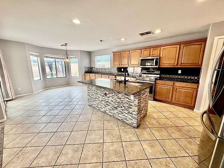 10502 W Edgemont Dr — Photo 5