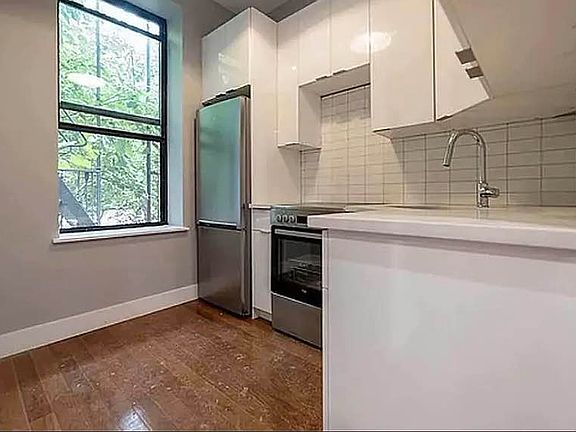 4th image of 139 Tompkins Ave #2B