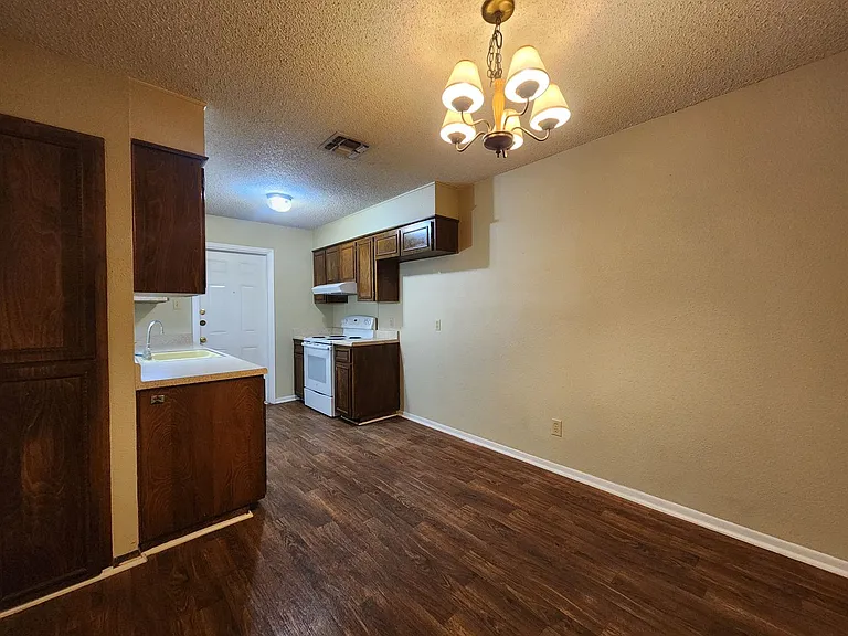 317 Briarwood Dr — Photo 10