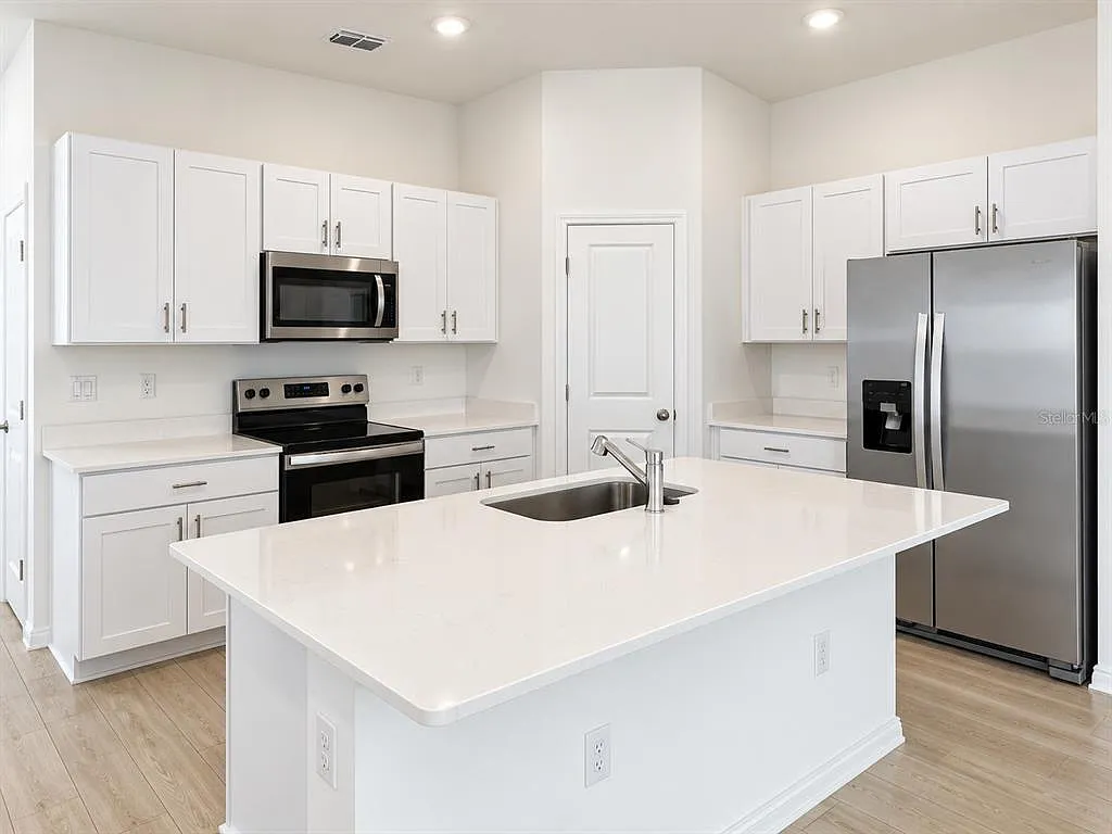 3 bed, 2.0 bath, 1615 sqft, $2,050 — Photo 3