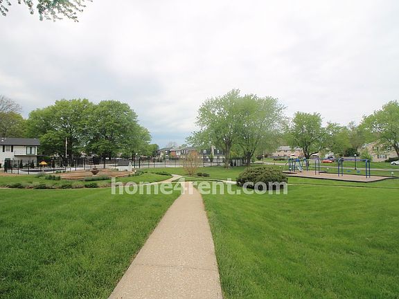 3rd image of 8424 W 85th St