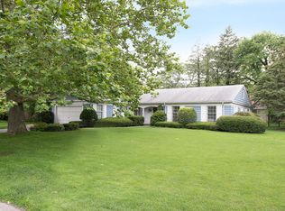 76 E Canterbury Ln, Northfield, IL