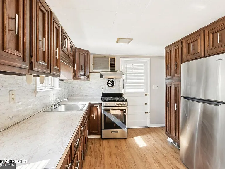 536 E Franklin St — Photo 6