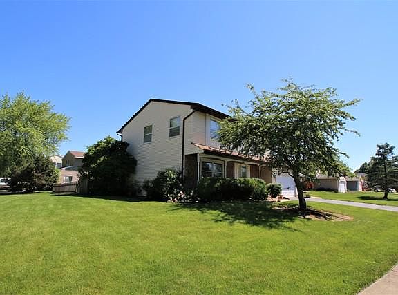 2nd image of 890 Stonehurst Dr
