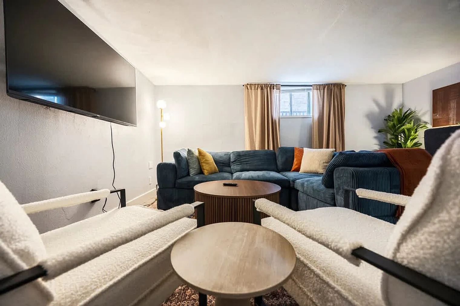 3 bed, 1.0 bath, $3,323 — Photo 3