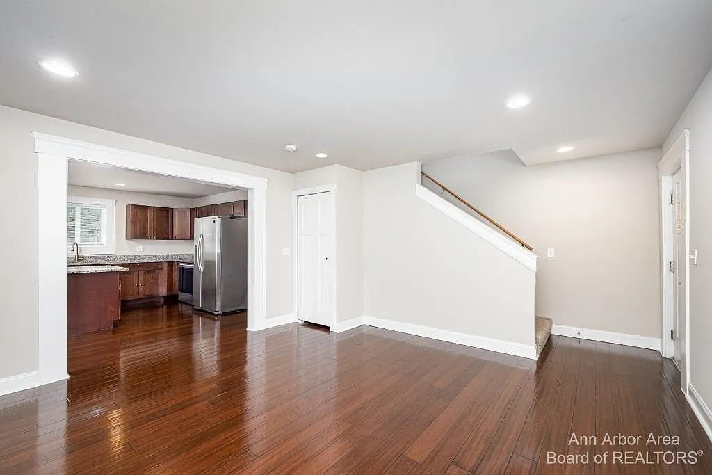 3 bed, 2.5 bath, 3270 sqft, $3,200 — Photo 2