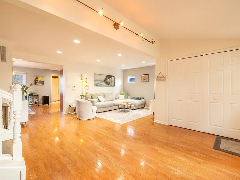 1315 E Lake Dr — Photo 3