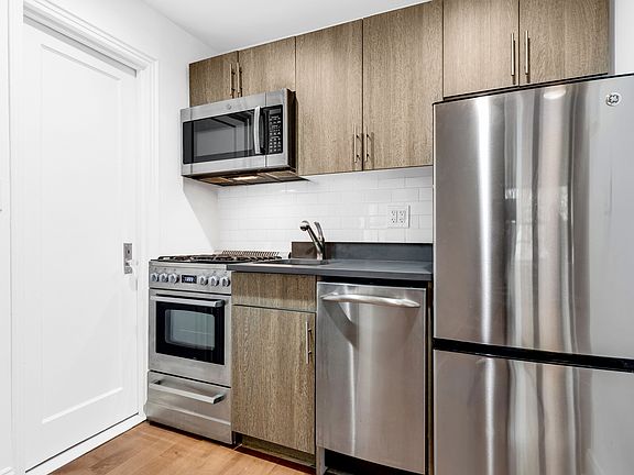 3rd image of 209 E 60th St APT C2