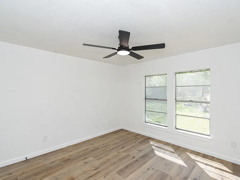211 W South St — Photo 10