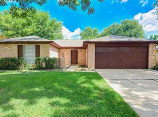 2719 S Belgravia Dr, Pearland, TX 77584