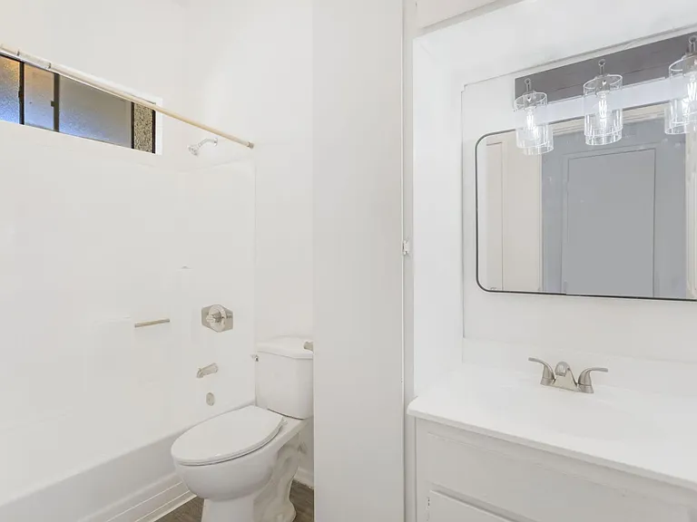 Vanowen Square Apartments — Photo 9