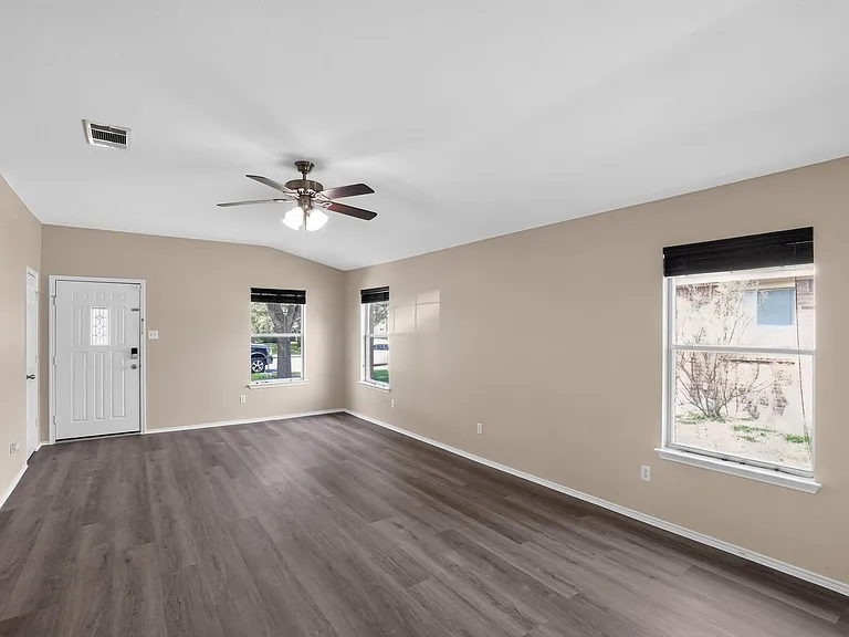 111 Mossy Rock Cv — Photo 2