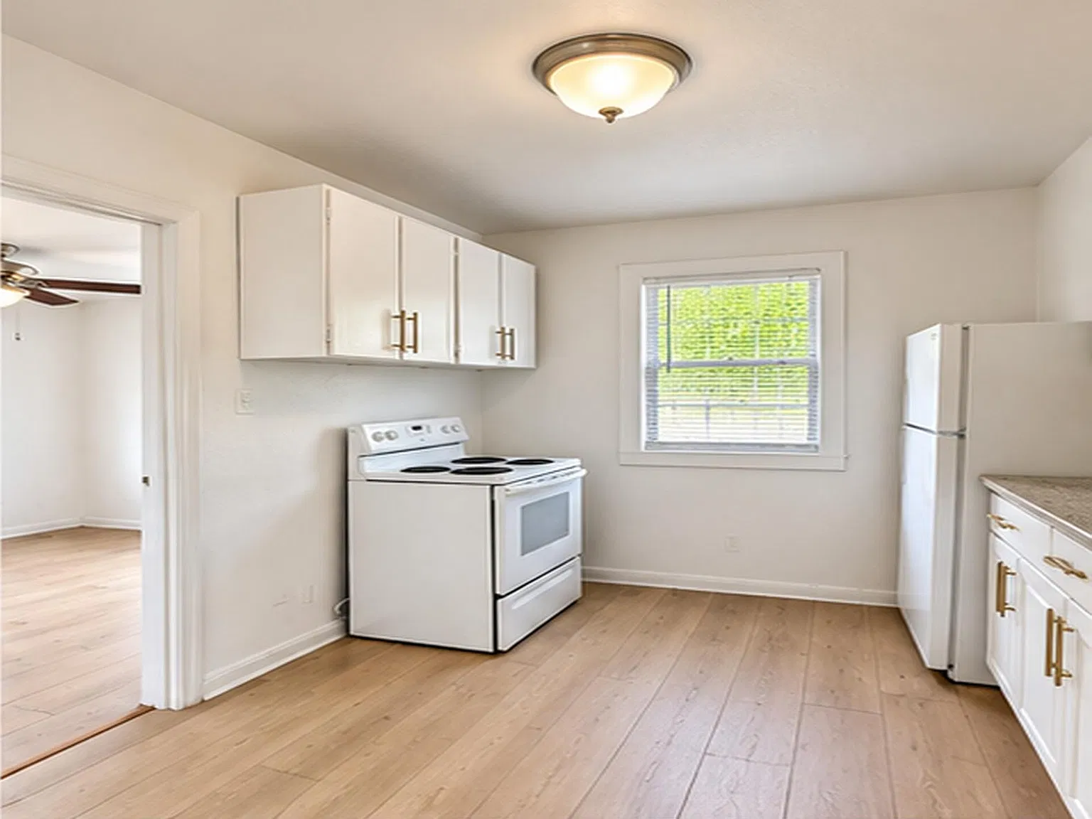 212 W Hoover Ave — Photo 4