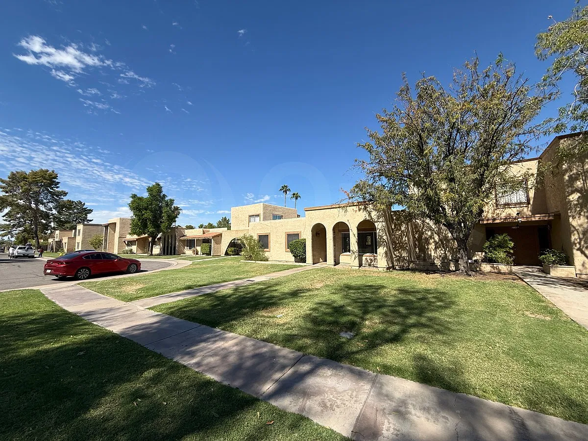 4 bed, 2.0 bath, 1708 sqft, $2,400 — Photo 2