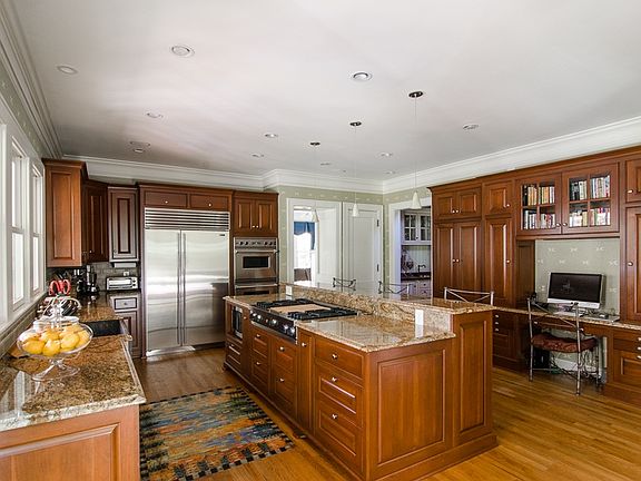 large kitchen with breakfast room and open to family room