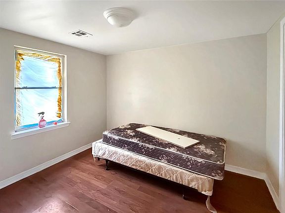 5th image of 2216 Jay St
