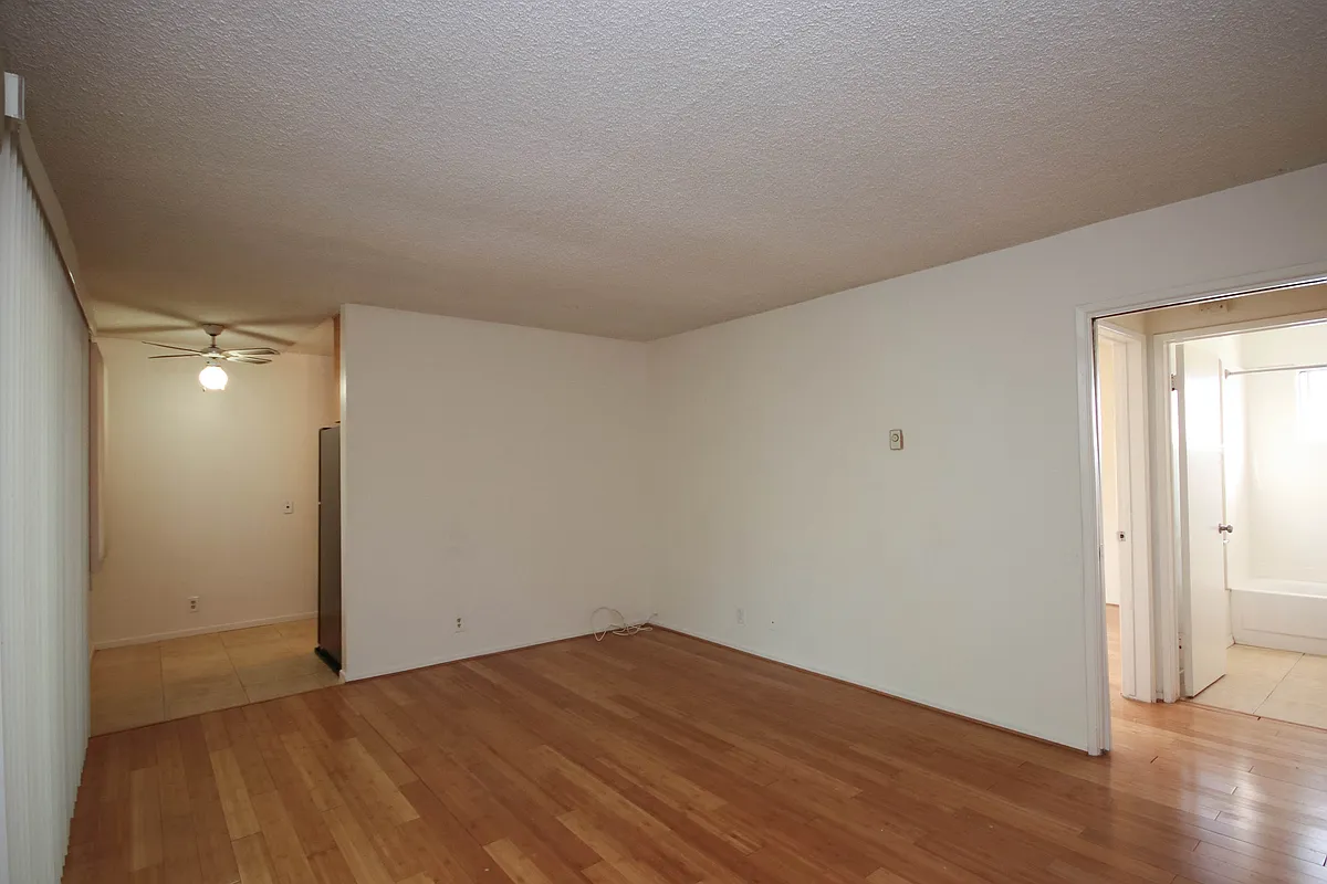 Building Photo - 44 N Oak Ave #6