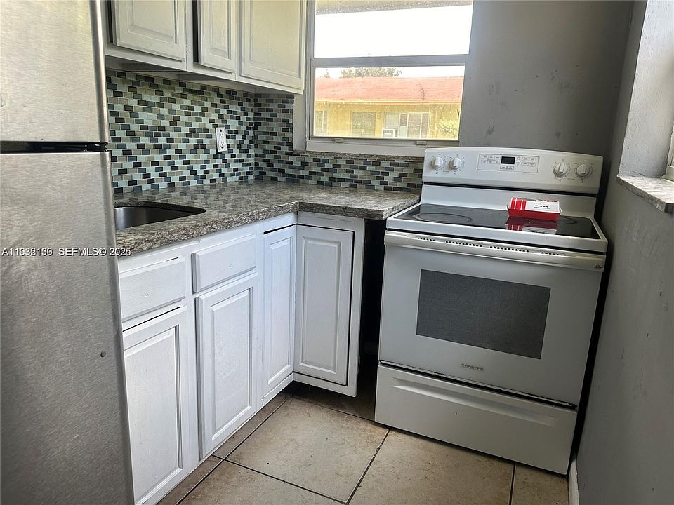 2nd image of 1870 Gardenia Rd