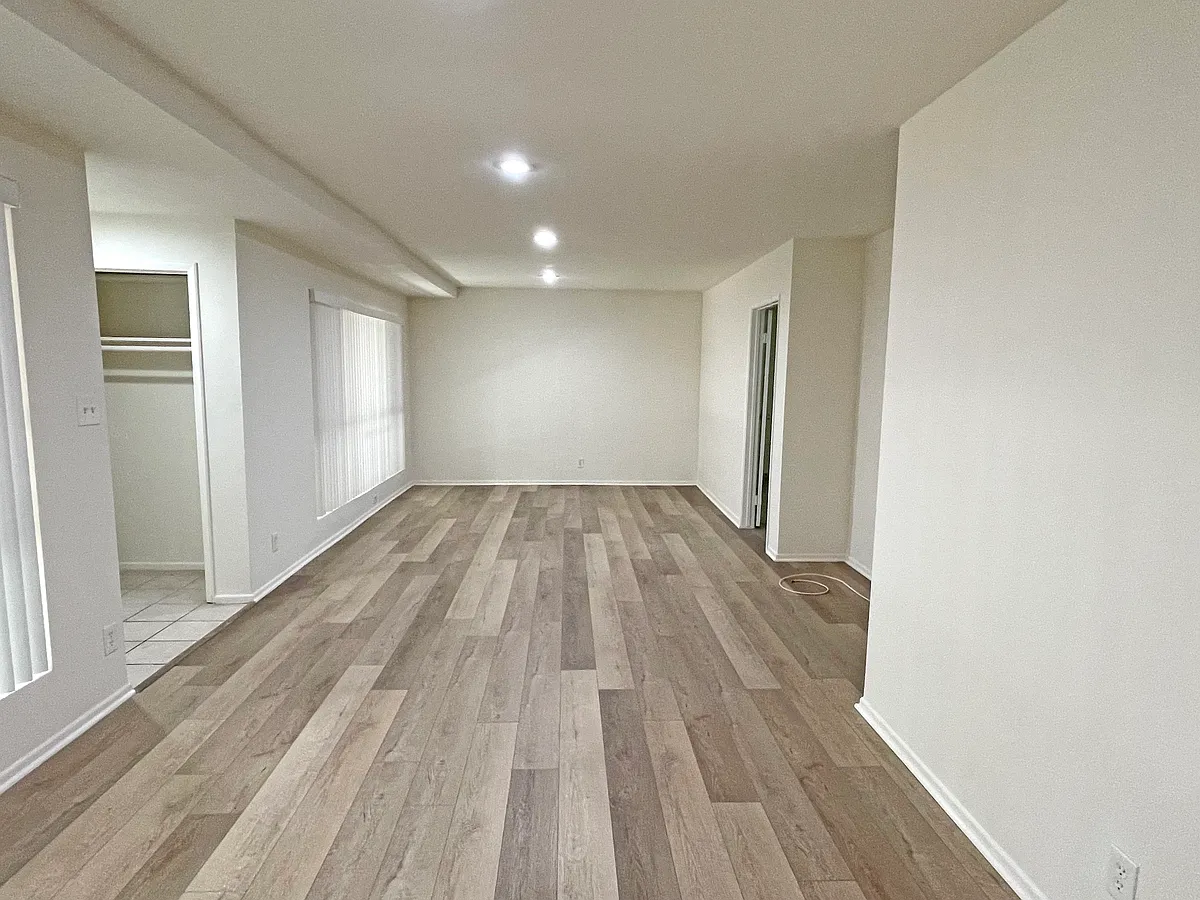Building Photo - 9160 Beverly Blvd #104