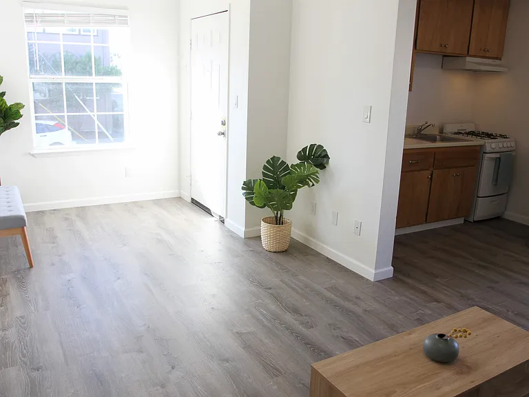 445 40th St #11 — Photo 7