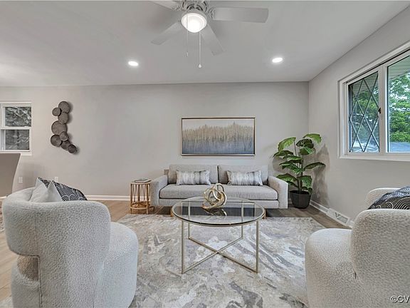 4th image of 14 Gloucester Cir