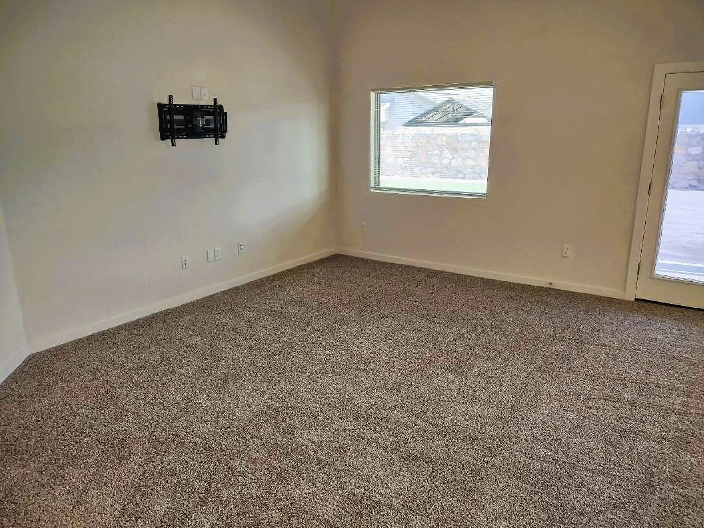 Fabulous Single Level Eastside Home With Refrigerated Air Located In Quiet Neighborhood — Photo 3