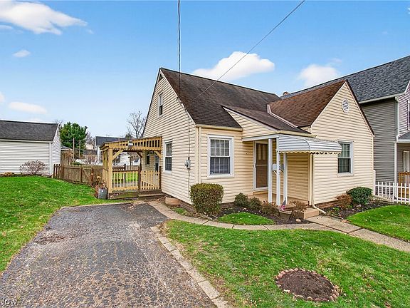 2nd image of 323 Cherry Rd NE