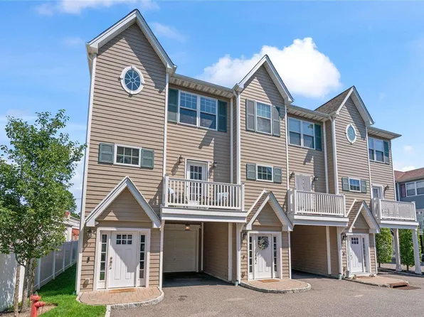 17 Hearthstone Court #17, Farmingdale, NY 11735
