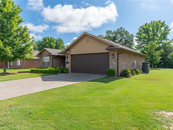 3rd image of 1724 Riley Cir