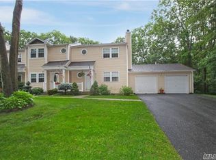 2 Huntington Cmns, Yaphank, NY 11980