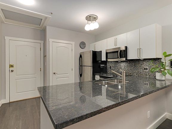 2nd image of 1177 Hornby St #403