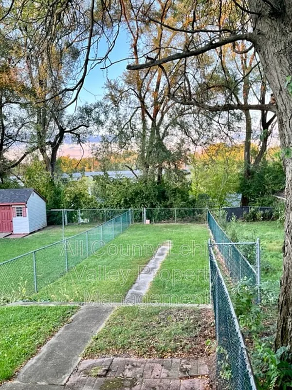 3 bed, 1.0 bath, 1404 sqft, $1,845 — Photo 2