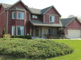 N50W16962 Maple Crest Ln, Menomonee Falls, WI 53051