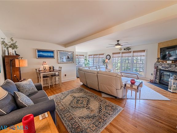 4th image of 749 Blue Barn Rd