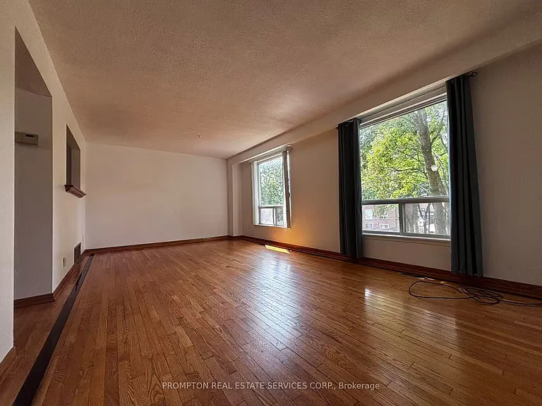 22 Poplar Cres — Photo 4