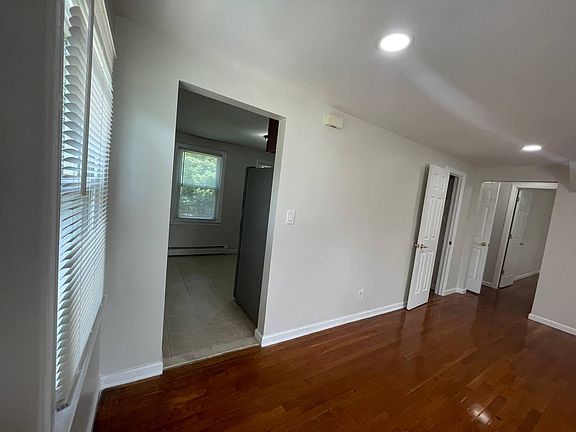 4th image of 41 Hawthorne Dr #41
