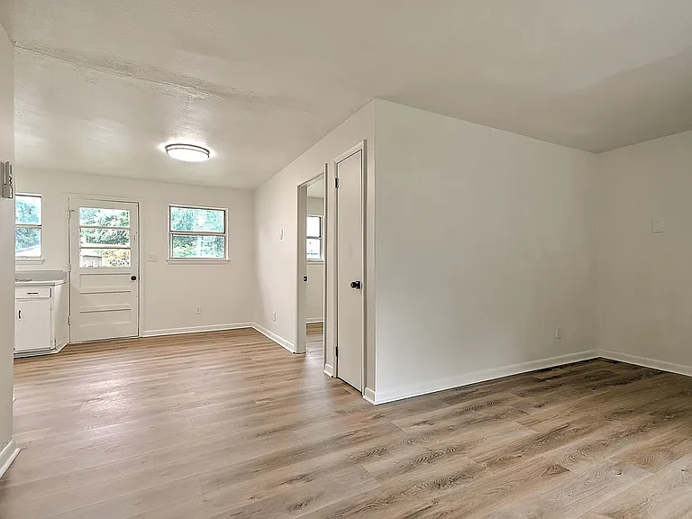 718 W G St — Photo 35