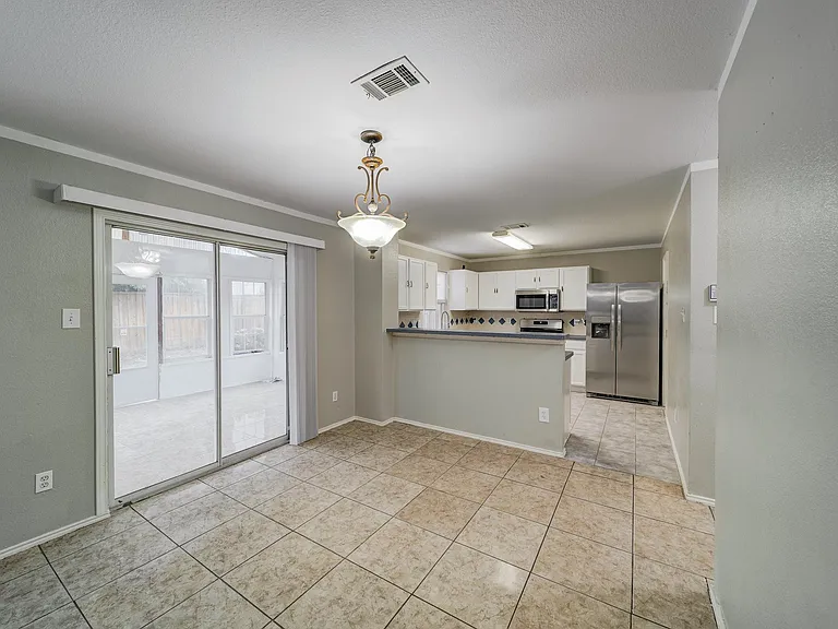812 Sussex Dr — Photo 6