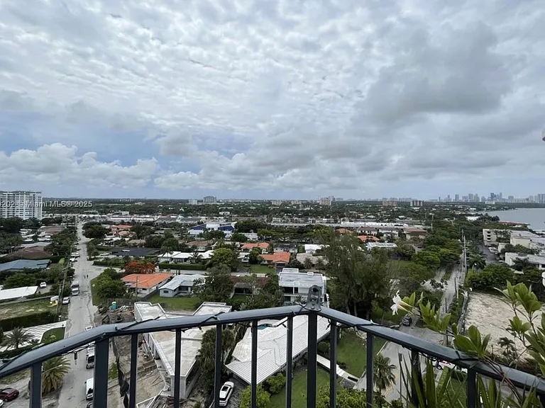 11930 N Bayshore Dr #Penthouse 10 — Photo 12