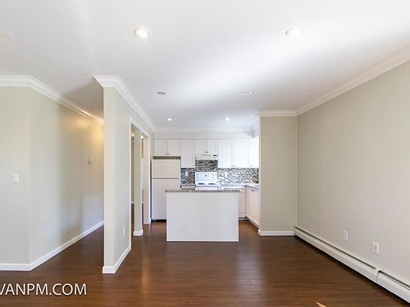4th image of 225 Mowat St #202