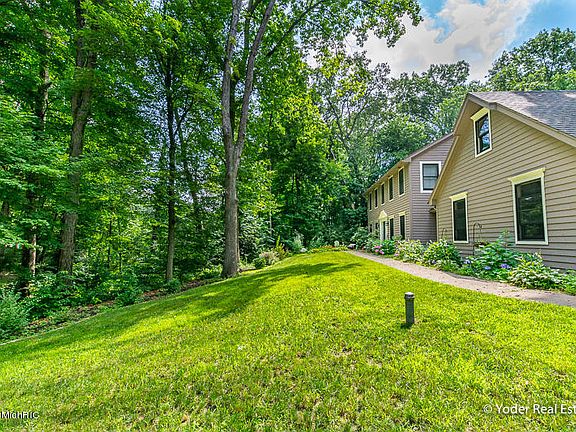 3rd image of 3756 Oakbluff Dr SE